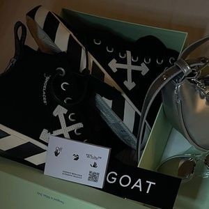 OFF White Vulc Sneaker Mid black and white (Size 6.5M)